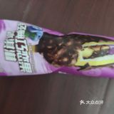 蓝莓酱下面还有一层巧克力碎粒，夹杂在一起