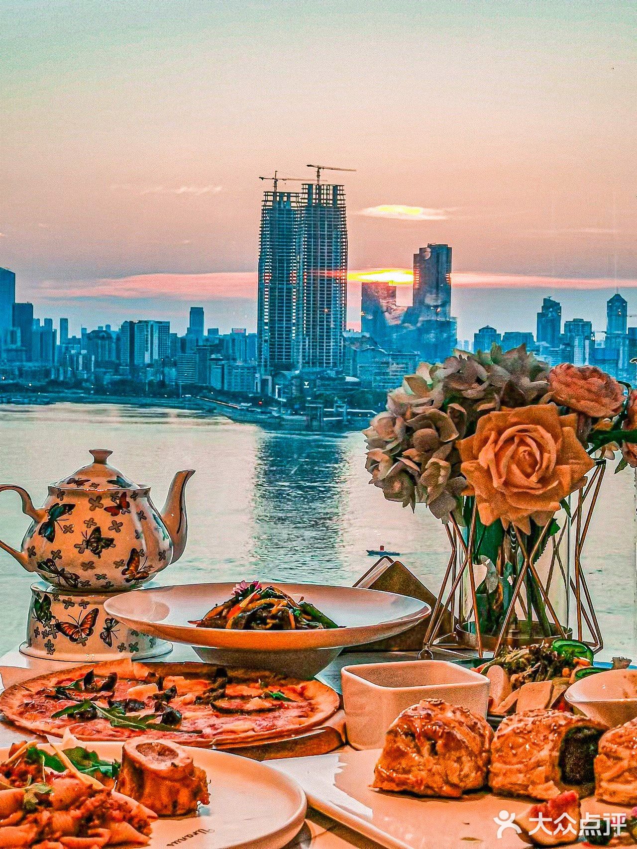 俯瞰瑰丽江景，品味精致美食🌈