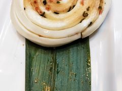 生煎蒜香葱油饼-名点一号·精致茶点·手工制作(宝华店)