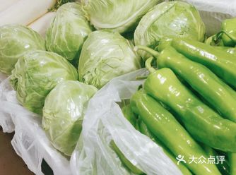 要过节了，很多摊位都已经盖上了塑料布，回家过节了