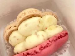 撞色玫瑰鹿卡龙-瑞幸咖啡(南京林业大学店)