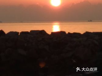 天空已是晨曦泛红，不知不觉中远处天边闪现金色光芒