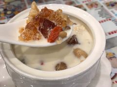 冰糖雪耳桃胶奶-广信牛奶甜品世家(台东店)