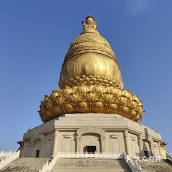 宝相寺后面金色的塔图片