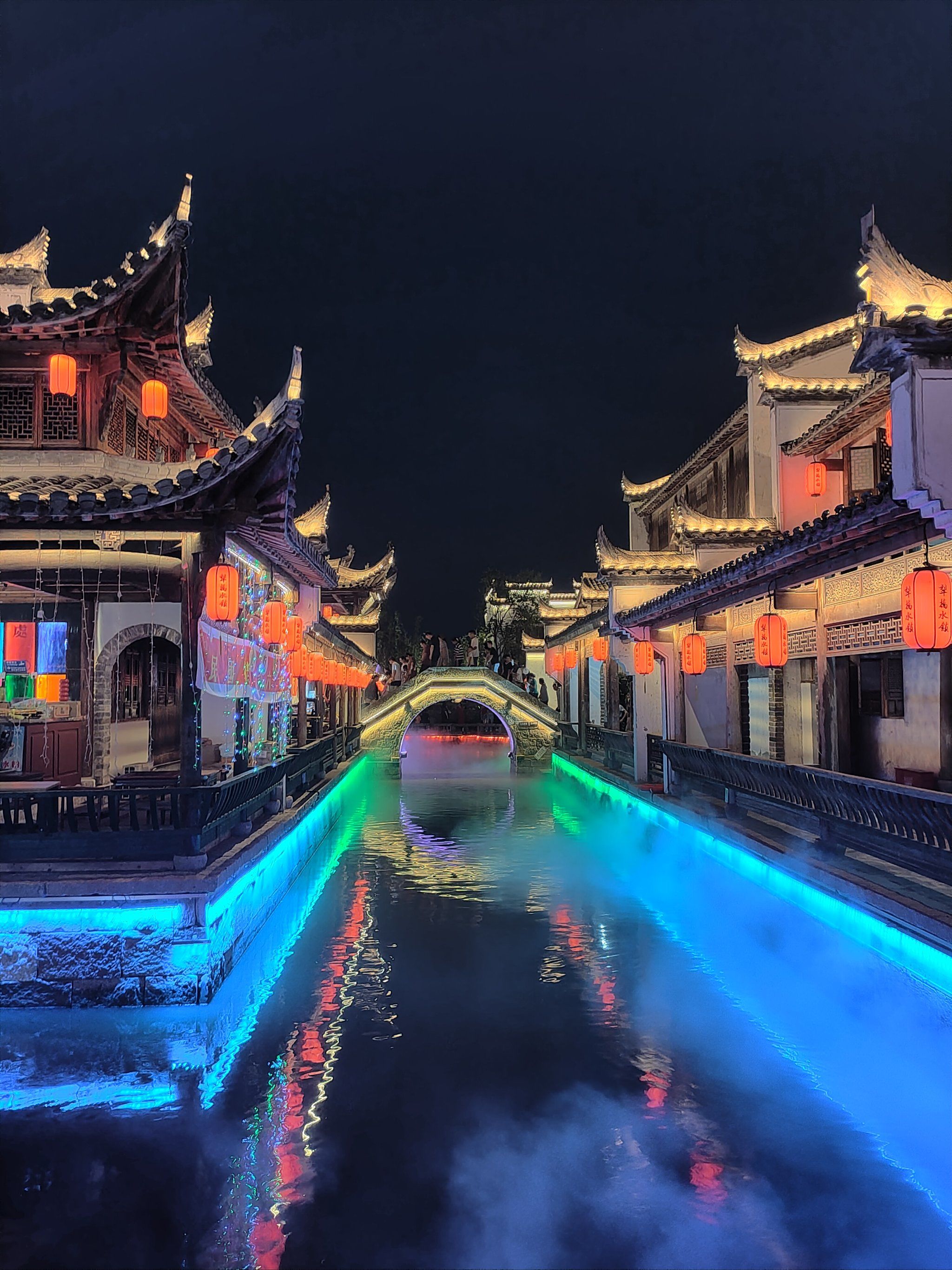 下来的犁桥水镇则是距离忆江南20多公里的另外一处景点,没错,是个古镇