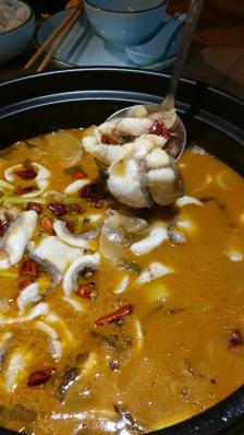 百一我家酸菜鱼-"环境不错,鱼鲜嫩爽滑,酸味可以再重一点点.