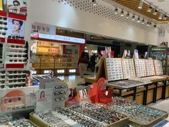 -美式眼镜·授权蔡司.依视路.尼康.豪雅.明月(人民广场店)