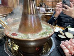 -果松木炭酸菜铜火锅·外婆参鸡汤