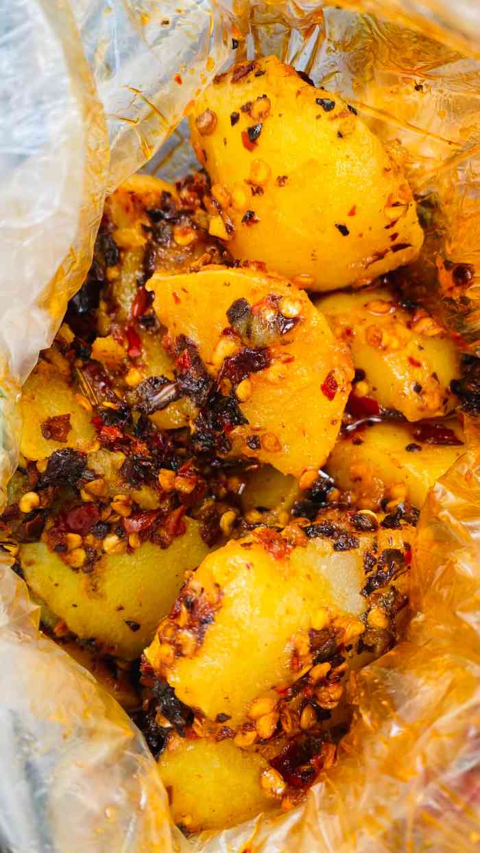 丁家坡王淑华洋芋(大足店)-"这条街上有好几家卖洋芋的,这家生意最好