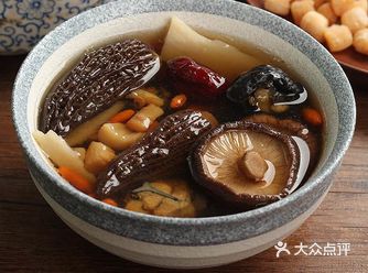 广东的八大碗，其实是指八道传统的菜肴，包括炖汤、白切