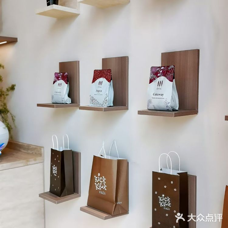 雨天偶遇｜被这家咖啡店的「花朵楼梯」美到了！