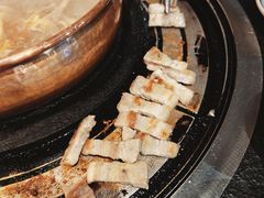 烤好的五花肉-阿山卓·野生菌火锅·纳西火塘烤肉