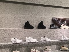 -SALOMON萨洛蒙(青岛海信店)