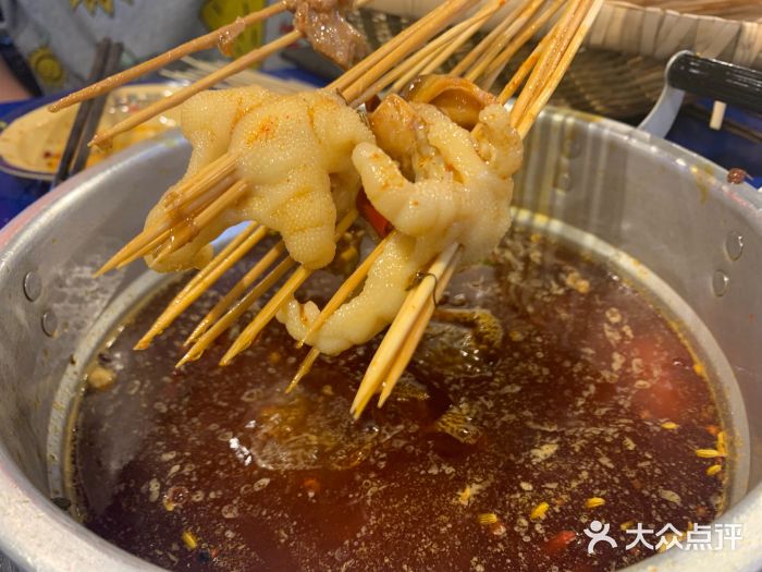 马路边边串串香(荣耀上地店)脱骨鸡爪串串图片