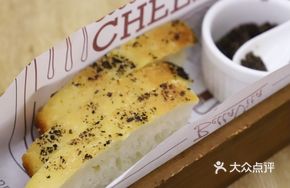 餐前面包配橄榄酱