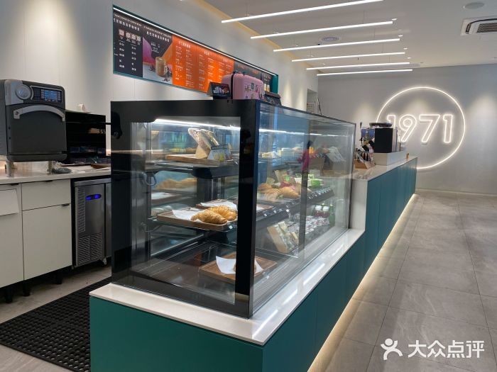 星巴克臻选(上海淮海百盛购物中心店)面包甜点陈列柜图片