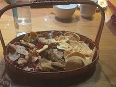 小鱼小虾-帅巴人舅母子腊蹄民俗村