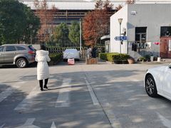 -秀沿路地铁站停车场