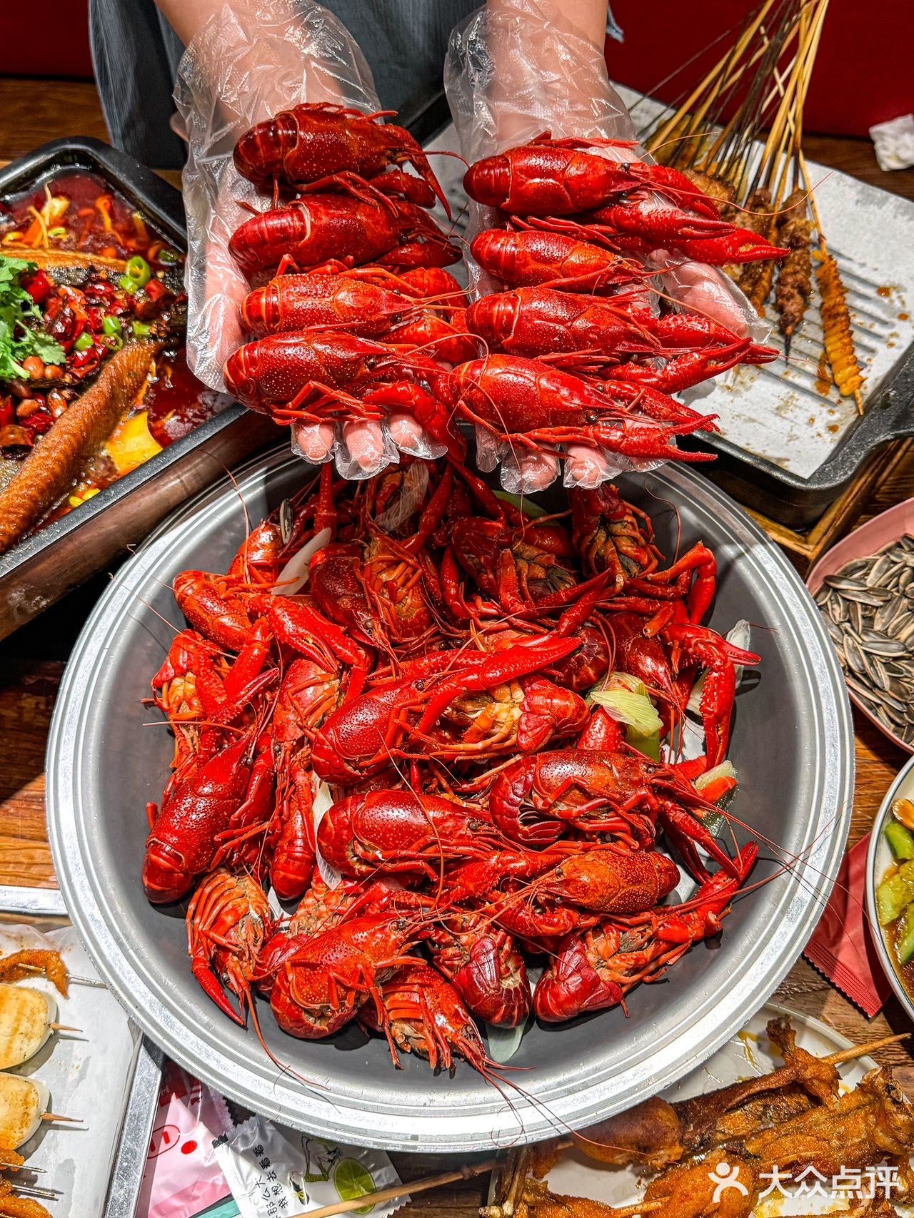人生建议：一定要带朋友来吃这家的烧烤小龙虾