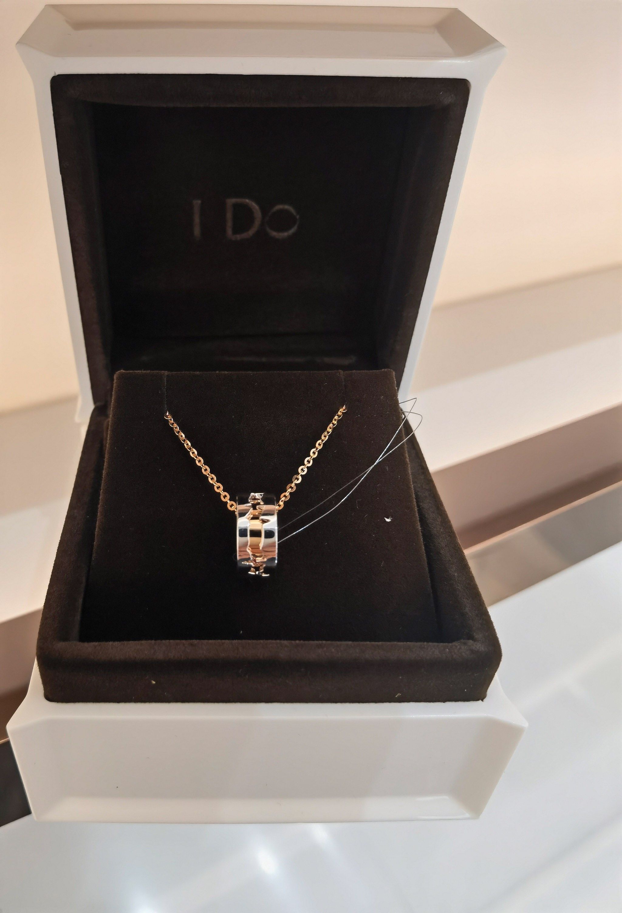 ido心动系列项链,18k金钻石项链坠,拥有双重金属色泽的项链,缀以红