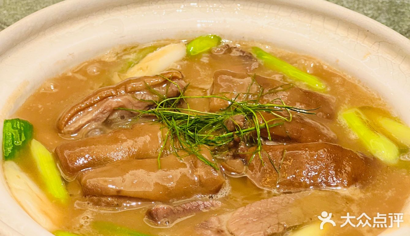 桌上有肉 杯中有酒