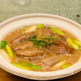 桌上有肉 杯中有酒