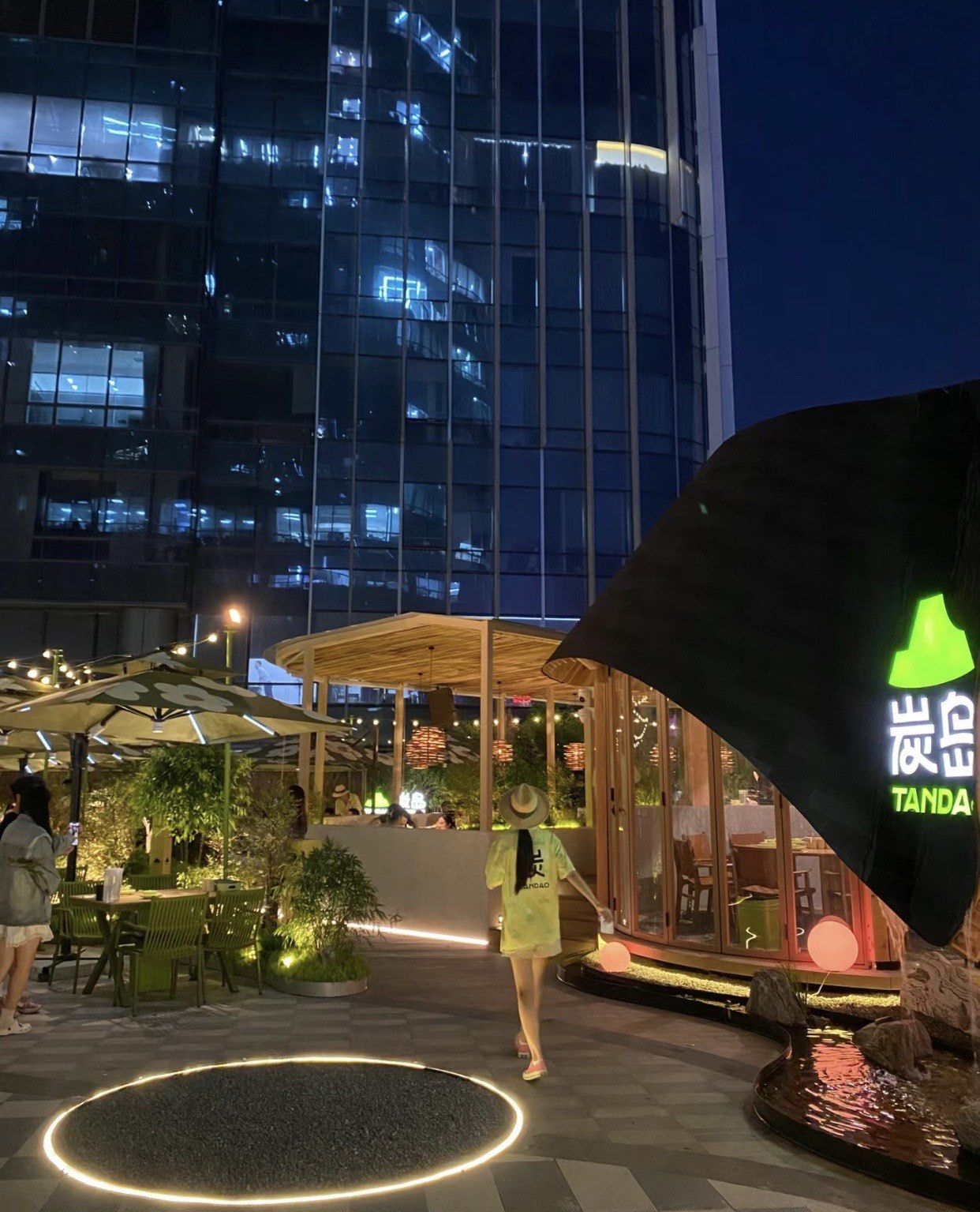 夜色中的露天餐馆