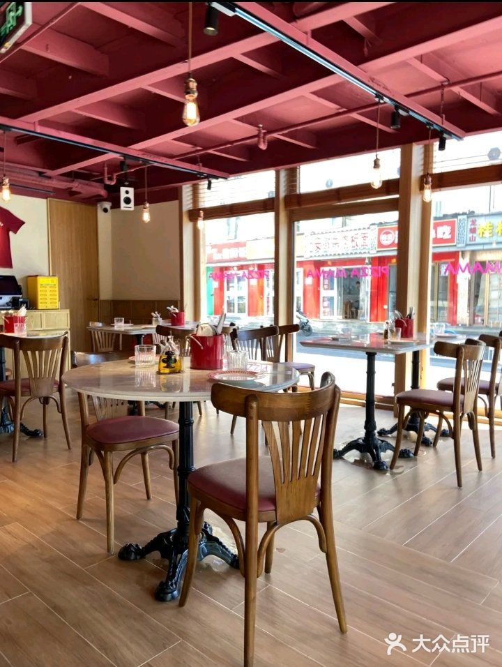 来三里屯一定要来这家餐厅尝尝，相信你一定会爱上它！