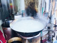 大锅正在煮豆浆-云南大锅豆浆店
