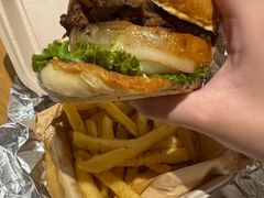 美式经典牛肉汉堡-shark burger·鲨鱼汉堡(交子大道店)