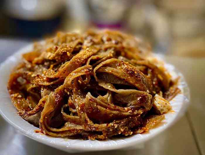 在商洛看完秋景,小伙伴说商洛的黑擀面皮非常有特色,我们就按导航找