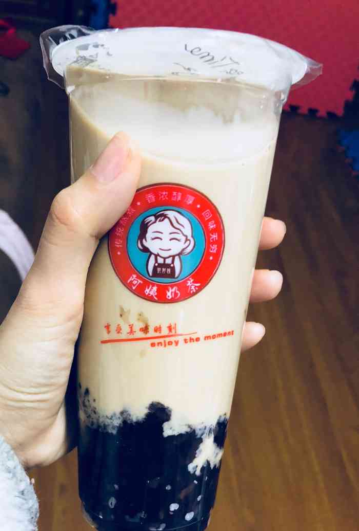 阿姨奶茶(乳山路店)-"阿姨奶茶开在乳山路路口,一个不大的门面,.