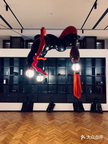 很意外去的一个展，本来是去下面一楼酒吧喝酒的