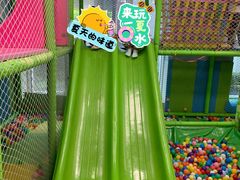 酒店一楼海洋球蹦床滑梯-常熟理文铂尔曼酒店