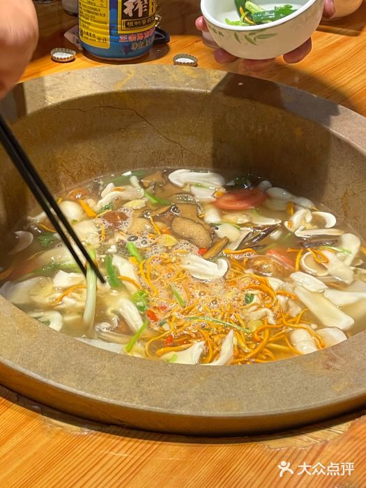 抚仙湖生态石锅鱼野生菌(告庄店)菌菇拼盘图片