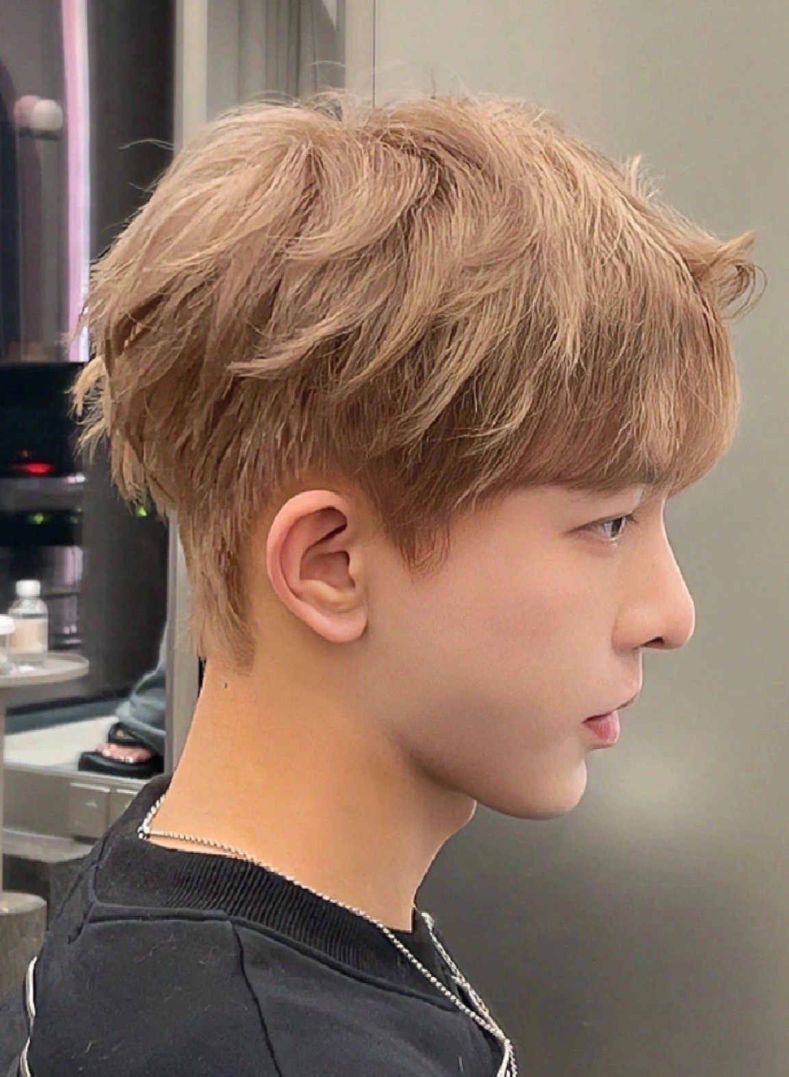 超显白的男生奶茶发色