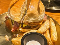 双蛋指椒牛肉汉堡-魏斯理汉堡(西安沣东吾悦店)