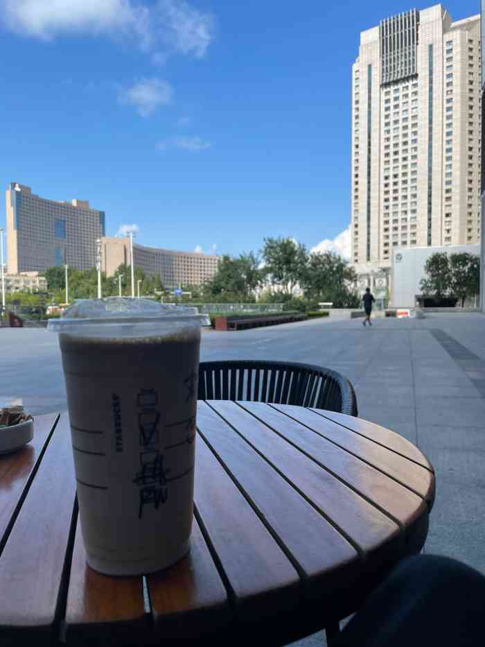 星巴克臻选(青岛中铁中心店)-"[环境] 地铁口上,五星级酒店旁,高端.
