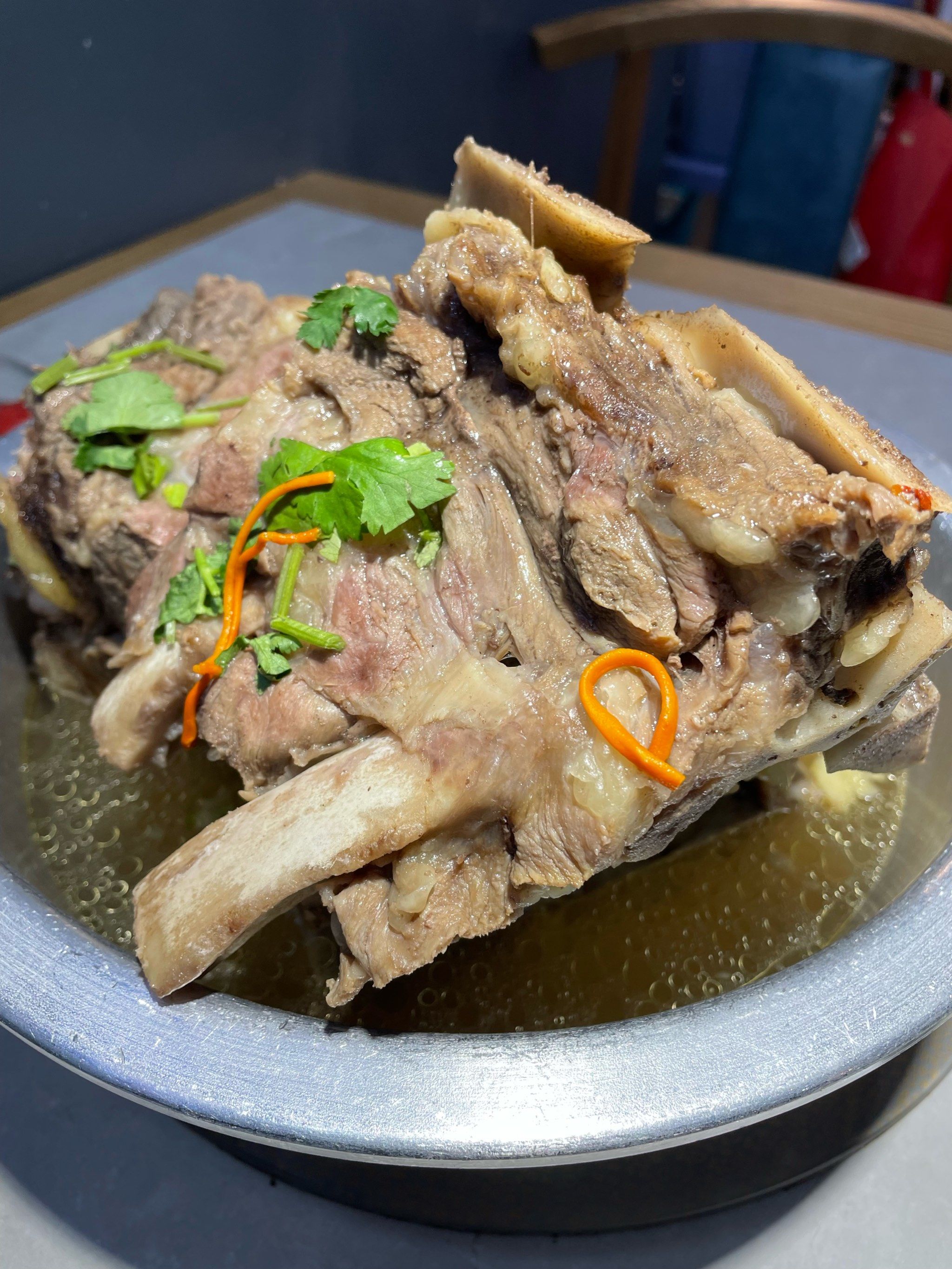 n
吃骨头前先喝一碗汤,牛大骨汤很清,不是很油,味道醇厚鲜美,有