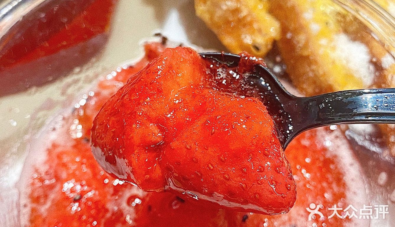 带冰渣子的冻草莓真的绝🍓挖到正宗东北烤肉
