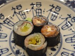 银鱼矶边卷和三文鱼奶酪无花果卷-鮨冠OMAKASE食べ放题(北京首店)
