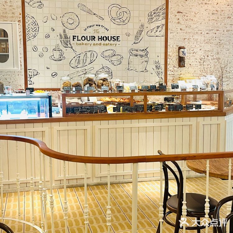 一起进入这家超出片的法式奶油风的漫画面包房