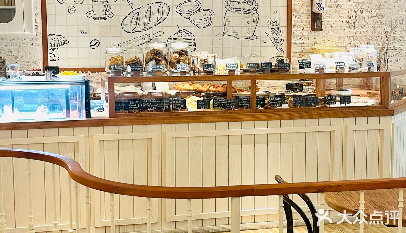 一起进入这家超出片的法式奶油风的漫画面包房