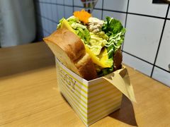 吞拿鱼沙律拼牛油果芝士黑松露滑蛋吐司-Eggy