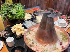 -果松木炭酸菜铜火锅·外婆参鸡汤