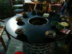 -茅草房·河畔园林火锅