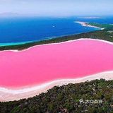 搭乘小型飞机,沿着海岸线飞行不远