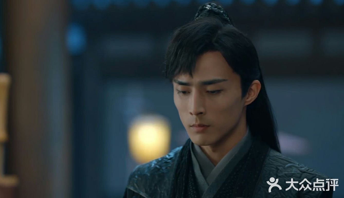 此时，苏伏在院中撑伞出现，告诉萧颂他来接冉颜