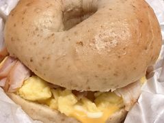 芥末熏鸡嫩蛋芝士贝果-贝瑞咖啡(深圳机场店)