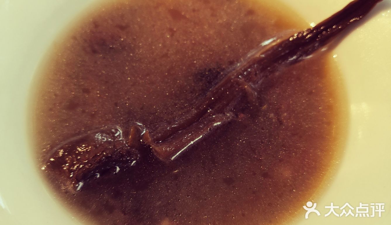 上面撒了一点新鲜橙皮颗粒，很解腻。独特的甲鱼做法
